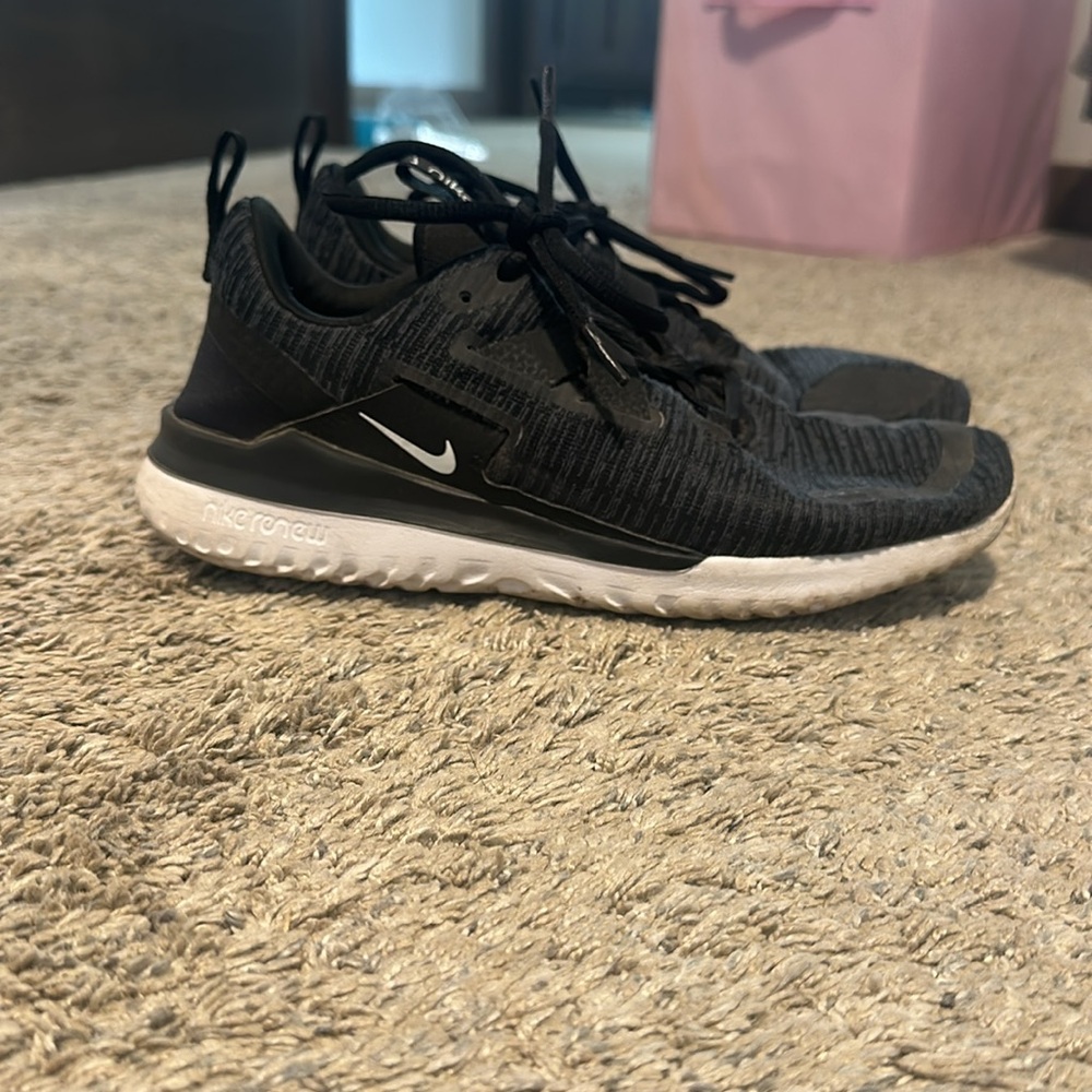 Black Nike renew women’s shoes
